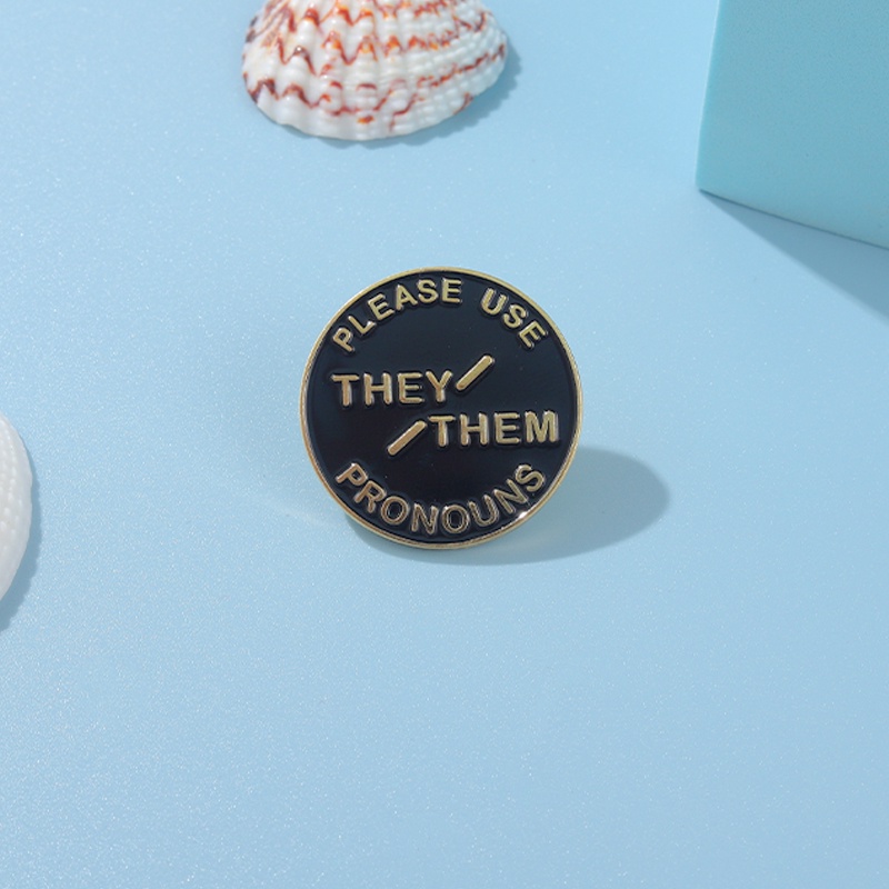 Trâm Cài Áo Kim Loại Hình Tròn Màu Đen Xanh Dương In Chữ Tiếng Anh Thời Trang