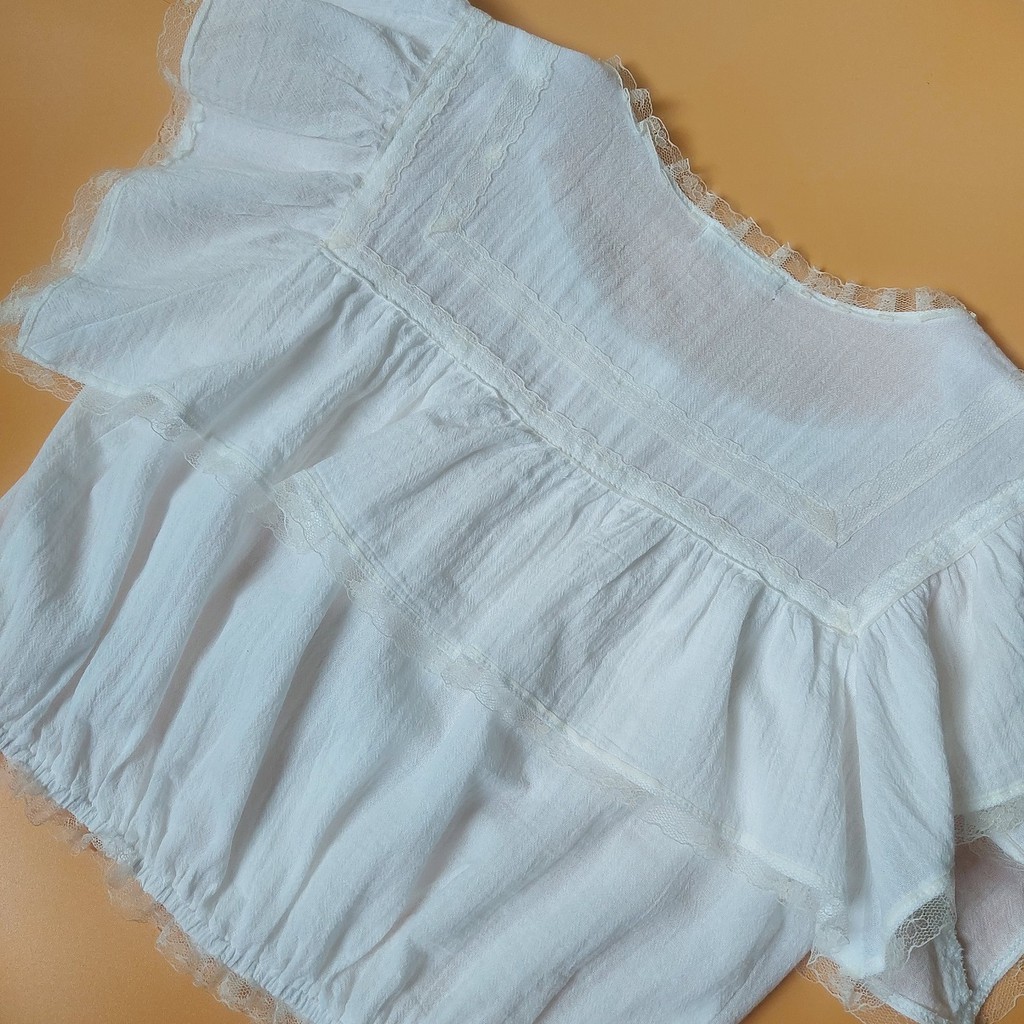 Áo croptop tiểu thư cổ phối bèo và ren