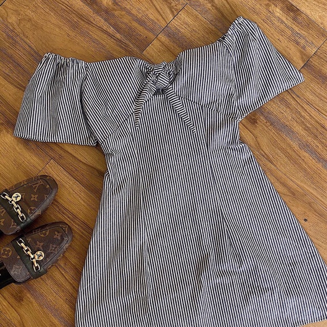 Đầm xinh mặc được 2 kiểu,trễ vai và bình thường, hoạ tiết sọc thắt nơ trước ngực và bo thun sau lưng