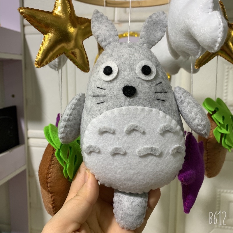 Đồ chơi treo nôi cho bé kích thích thị giác cho bé, tự xoay và phát nhạc mẫu TOTORO và ngôi sao tím