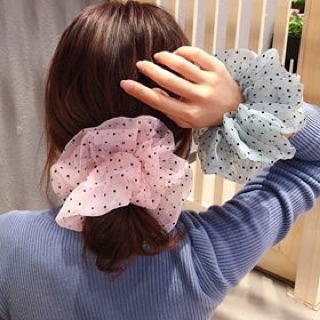 Cột tóc scrunchies voan trong chấm bi