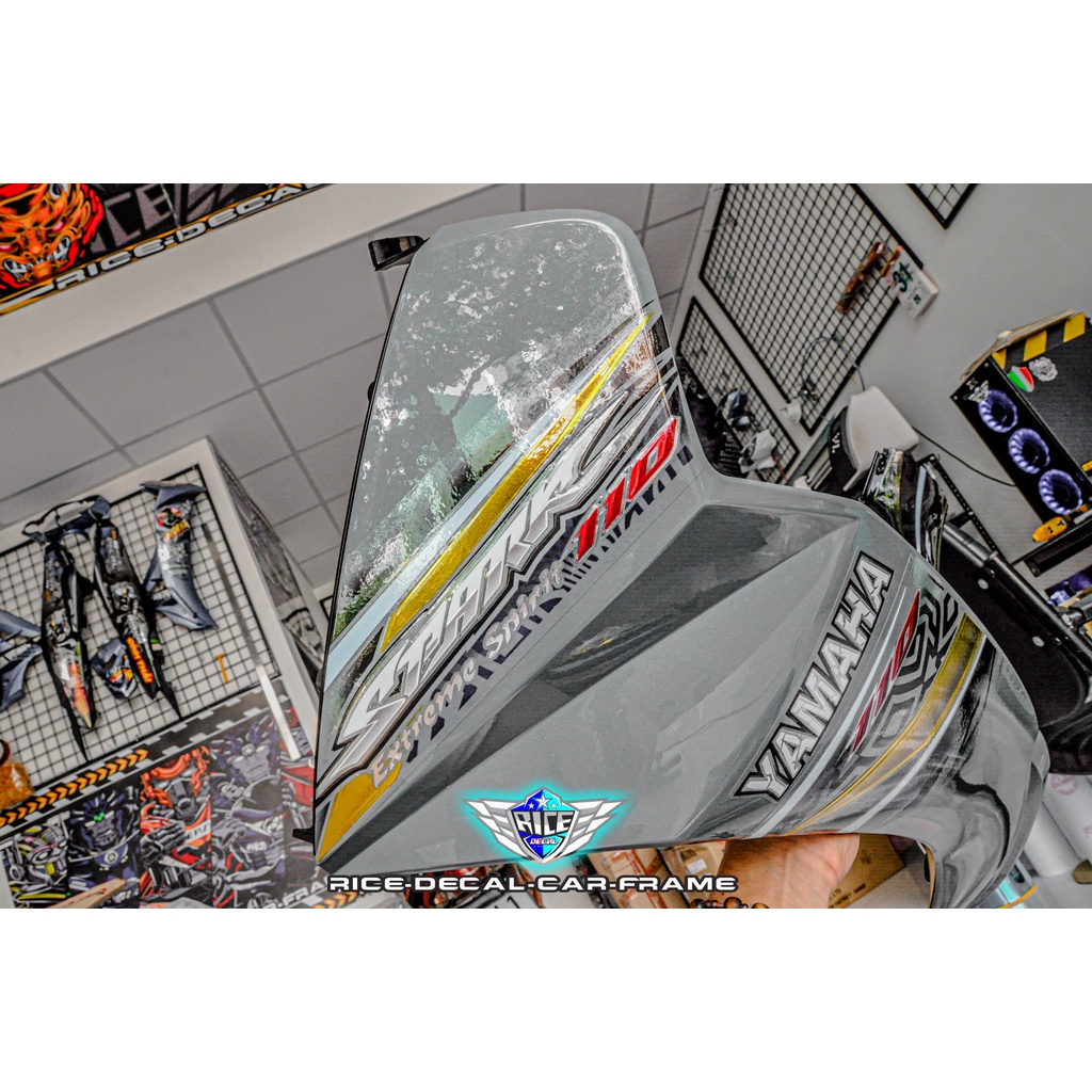 Tem Sirius Trước sau xám xi măng yếm trong đen Cham vuông bóp méo