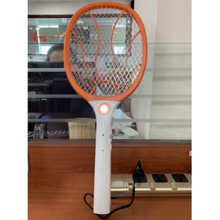 Vợt muỗi Comet CP043 màu cam, có đền pin