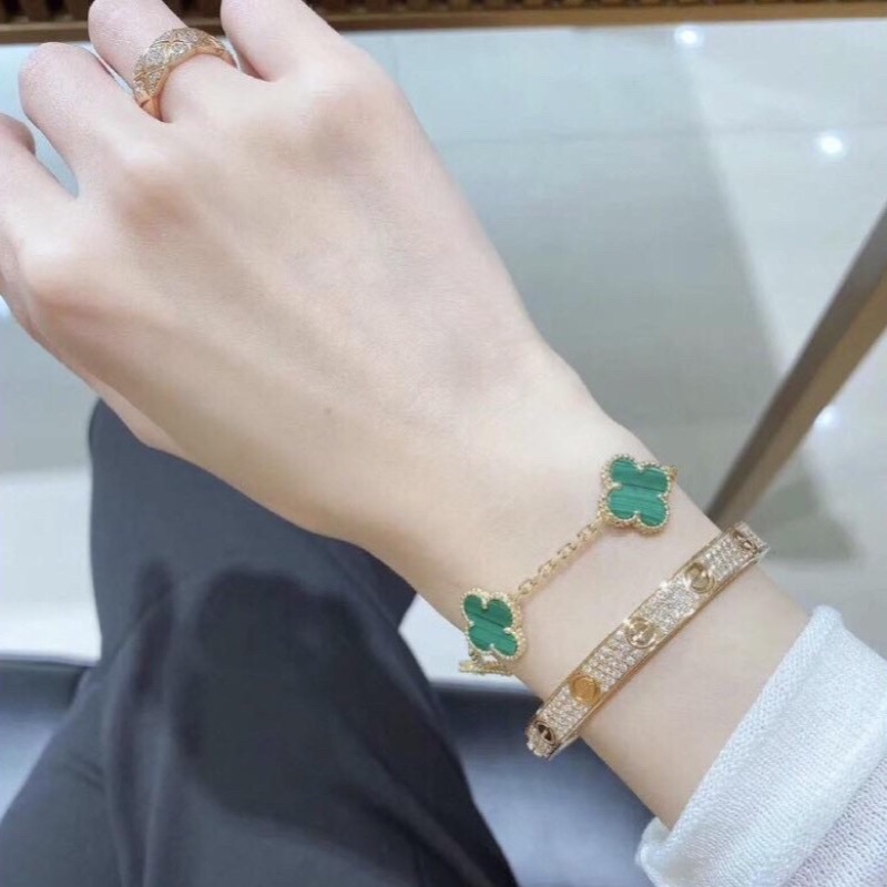 Vòng tay nữ titan Cartie Love đính đá full Lắc Tay Nữ Titan Cao Cấp Không Rỉ Sét Bền Đẹp Có Bảo Hành HipHip Accessories