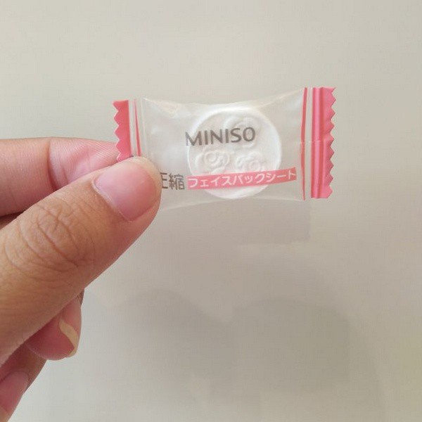 Mặt nạ Miniso Nhật Bản cực kỳ nhỏ gọn và đa dụng  có thể kết hợp  với các loại nước hoa hồng  Nguồn : https://xachtaynha