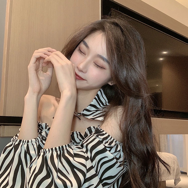 Áo Croptop Kẻ Sọc Hoạ Tiết Hoa Phong Cách Hàn Quốc