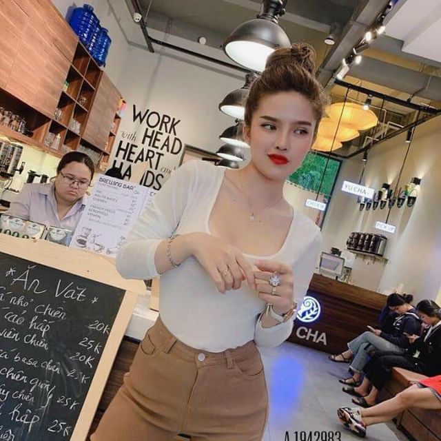 Áo cổ vuông dài tay dáng vừa