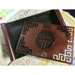 Khay nhựa giả gỗ đựng ấm chén.