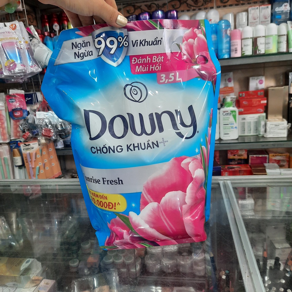 Túi nước xả vải Downy Nắng mai 3.5L