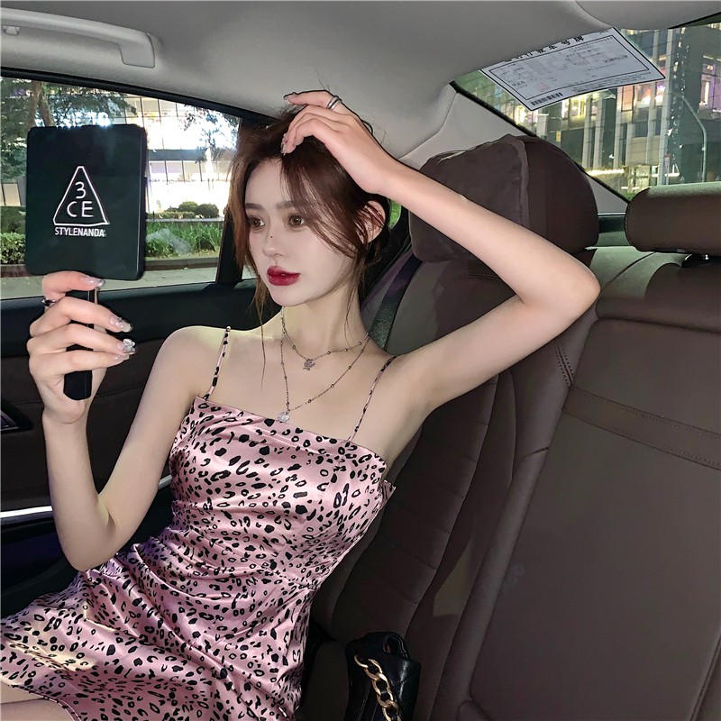 Đầm hai dây họa tiết da báo màu hồng phong cách Hàn Quốc