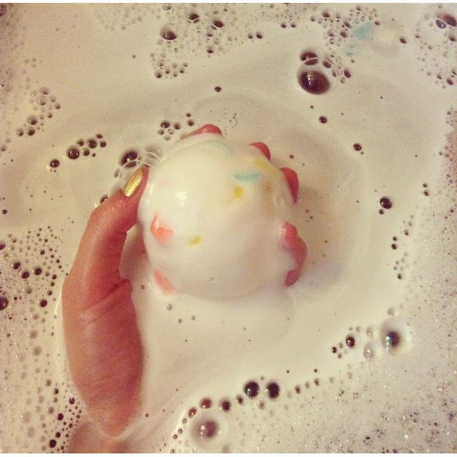 Bom bồn tắm LUSH Dragon's Egg Bath Bomb