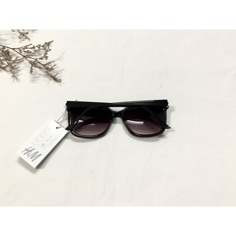Kính HM xước nhẹ còn 180k có mail mua hàng
