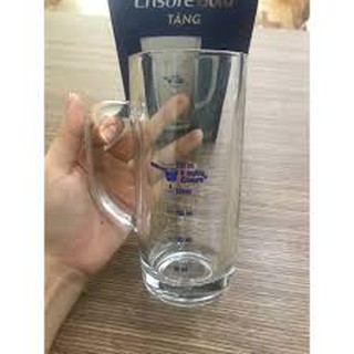 Ly thủy tinh chia vạch