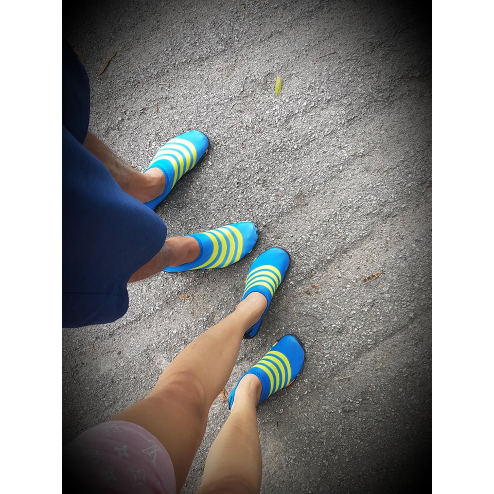 Giày đi biển màu xanh sọc vàng, siêu mềm, siêu bảo vệ và ôm chân