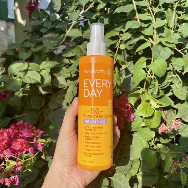 Kem chống nắng dạng xịt cho da nhạy cảm Woolworths Everyday SPF Sunscreen Spray Sensitive  50+ 200ml