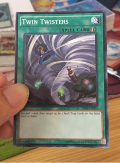 [Thẻ bài yugioh] Ma pháp Twin Twisters - SR04-EN024