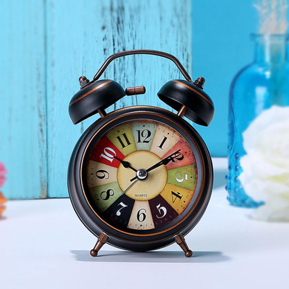 Đồng hồ báo thức gắn tường phong cách vintage