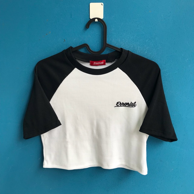 Áo Errorist raglan crop màu đen/hồng