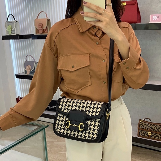 Túi xách đeo chéo đẹp phong cách Hà Hồ sang chảnh hiện đại CV15