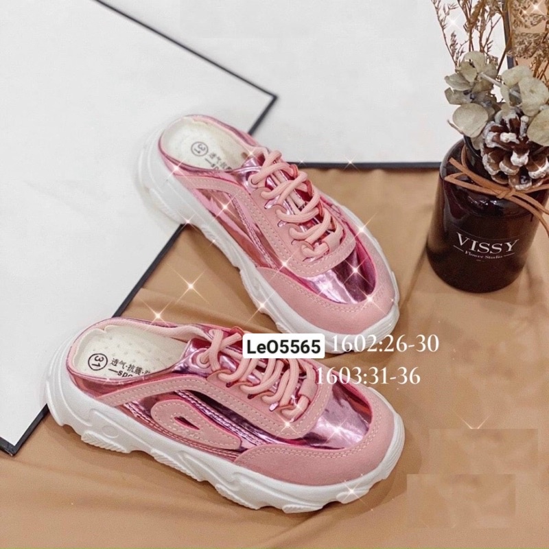 Giầy sục mẫu buộc dây.