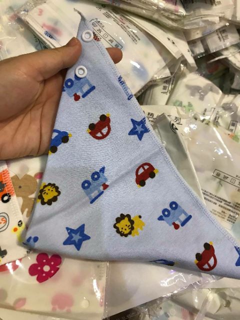 Yếm Tam Giác Ăn Dặm Cotton Cài Nút Cho Bé