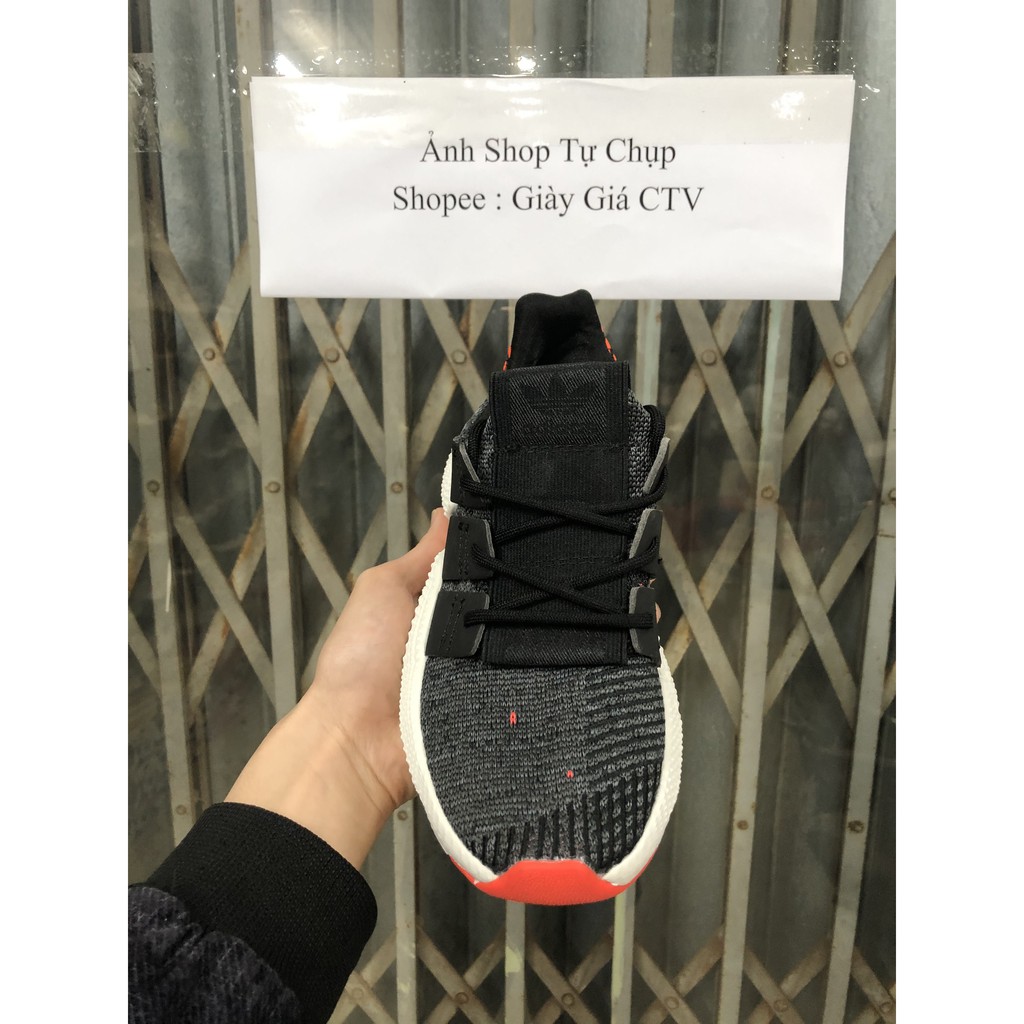 Giày sneaker đen cam đế trắng