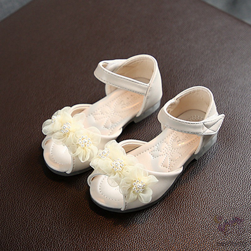Giày sandal phối hoa đính ngọc trai giả phong cách Hàn Quốc thời trang mùa hè cho bé gái