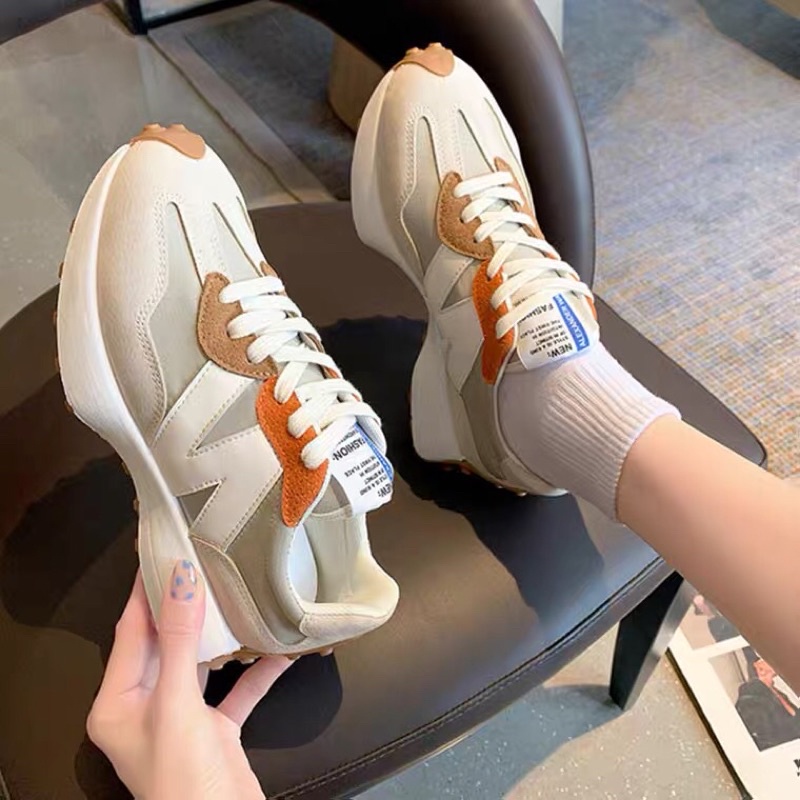 Giày thể thao chữ N