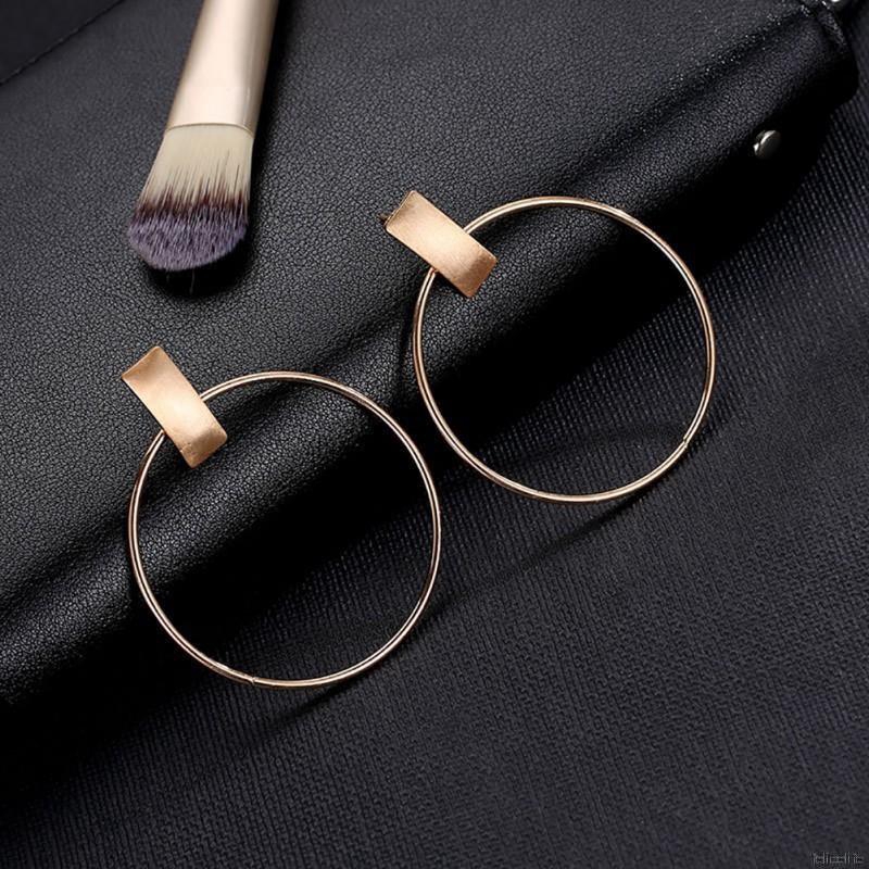 Hoa tai kim loại dáng tròn thiết kế đơn giản