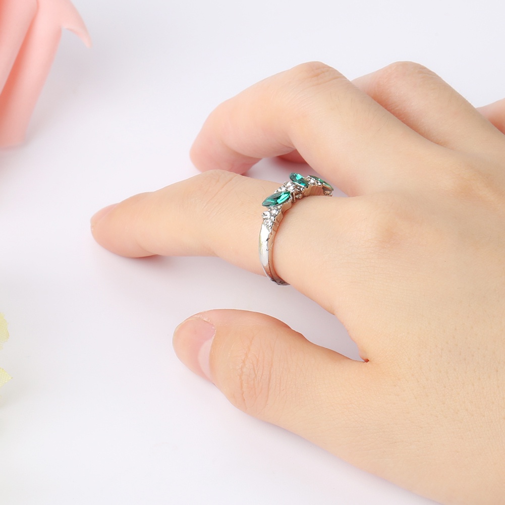 Nhẫn Hình Trái Tim Đính Đá Ngọc Lục Bảo