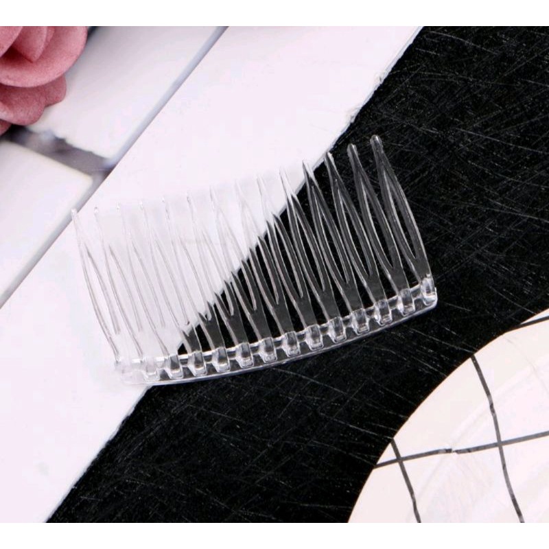 Xược cài tóc màu trắng