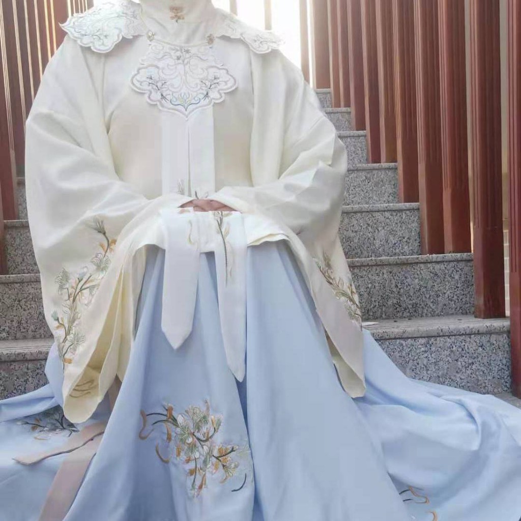 Hoa ban đầu Lily do nhà Minh sản xuất Hanfu Phụ nữ Công nghiệp nặng Thêu bắp cải Giá mùa xuân và thu Mây Vai đứng