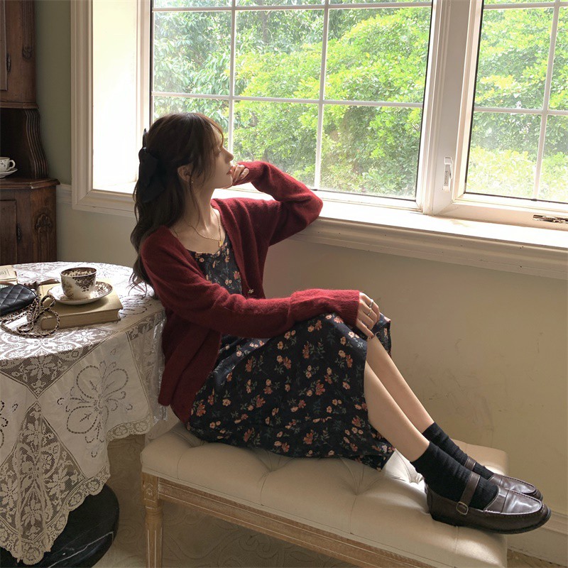 Set váy hai dây hoa nhí nhiều màu điệu đà vintage mùa thu+ Áo khoác cardigan len