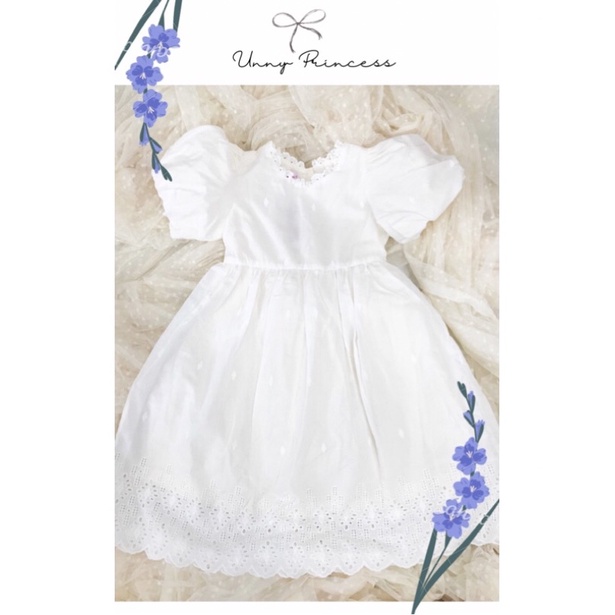 🌼 Đầm trắng thêu chân dễ thương, chất vải tuyệt đẹp, sờ vào mới cảm nhận được đồ mềm mịn, tay phồng lộn xinh lắm ạ