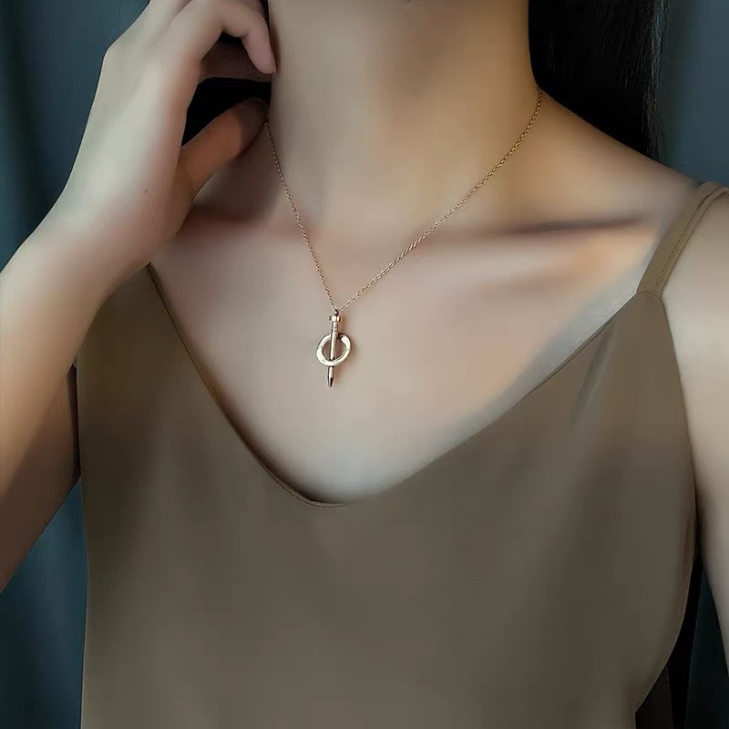 Dây chuyền thép titan màu vàng mặt hình cây đinh đơn giản thời trang