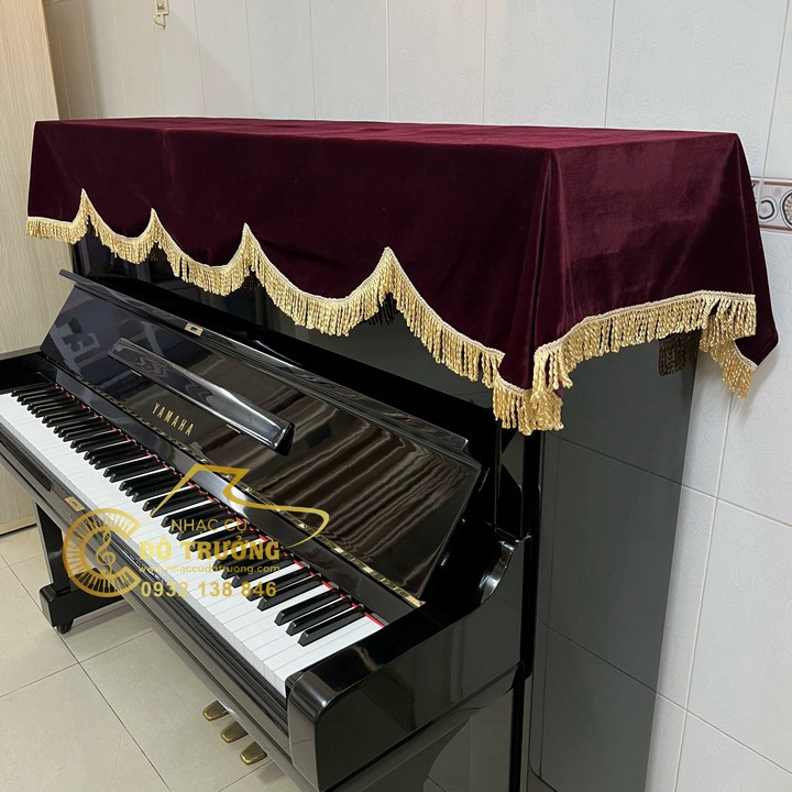 Khăn phủ đàn Piano nhung đỏ đô tua rua nâu