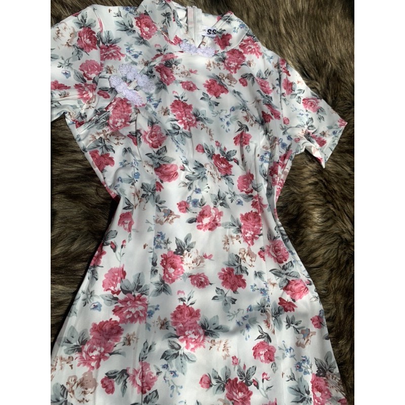 Sườn xám hoa hồng form dài xẻ đùi.