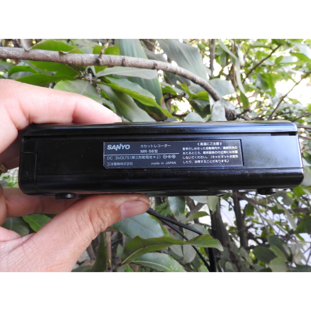 Máy nghe nhạc Cassette Sanyo MR-56 có loa ngoài kiểu máy đẹp có 2 chế độ phát nhạc bằng nút bấm mềm