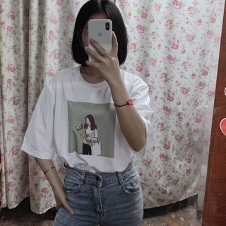 Áo thun cô gái cầm hoa