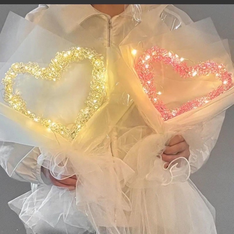 BÓ HOA CƯỜM HÌNH TRÁI TIM PHÁT SÁNG / Brighting led heart-shaped flower bunch