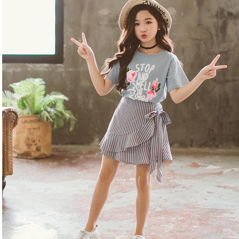 Áo thun ngắn tay in hoa + chân váy mini cho bé gái