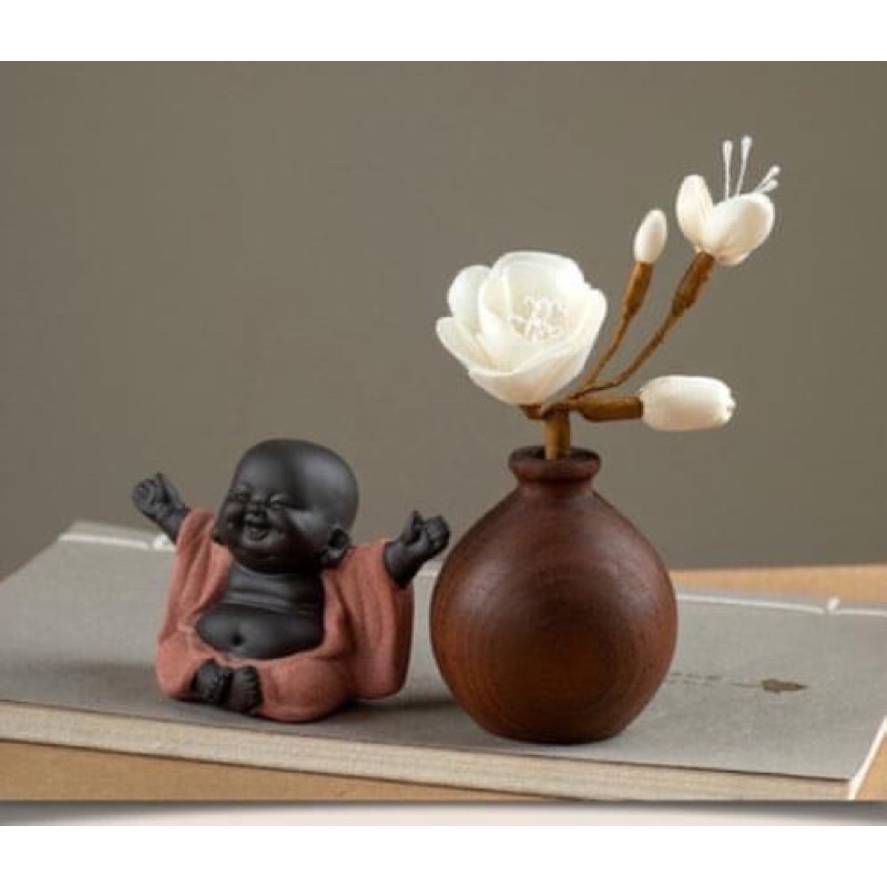 Phụ Kiện Xe Hơi :  Chú Tiểu Bên Đài Sen Trụ Gỗ cao cấp