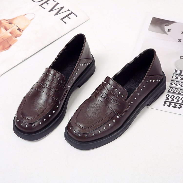 Giày Lười Đế Bằng Đính Đinh Tán Cá Tính Trẻ Trung