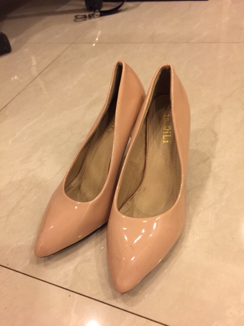 Sale giày cao gót màu kem đã sử dụng còn mới 90%