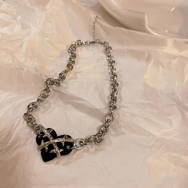 Vòng cổ Mặt Trái Tim Màu Đen Phong Cách gothic