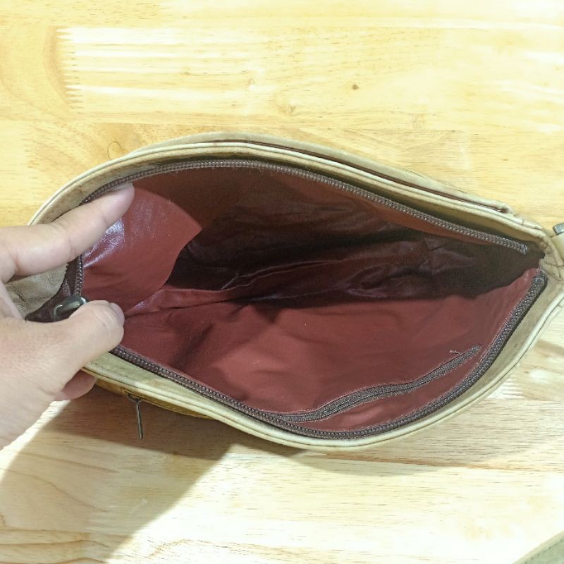 Túi đeo chéo da lạ secondhand  220807