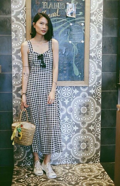 Retro Maxi Dress - mẫu đầm maxi mang hơi hướng nhẹ nhàng cổ điển với hoạ tiết caro trắng đen