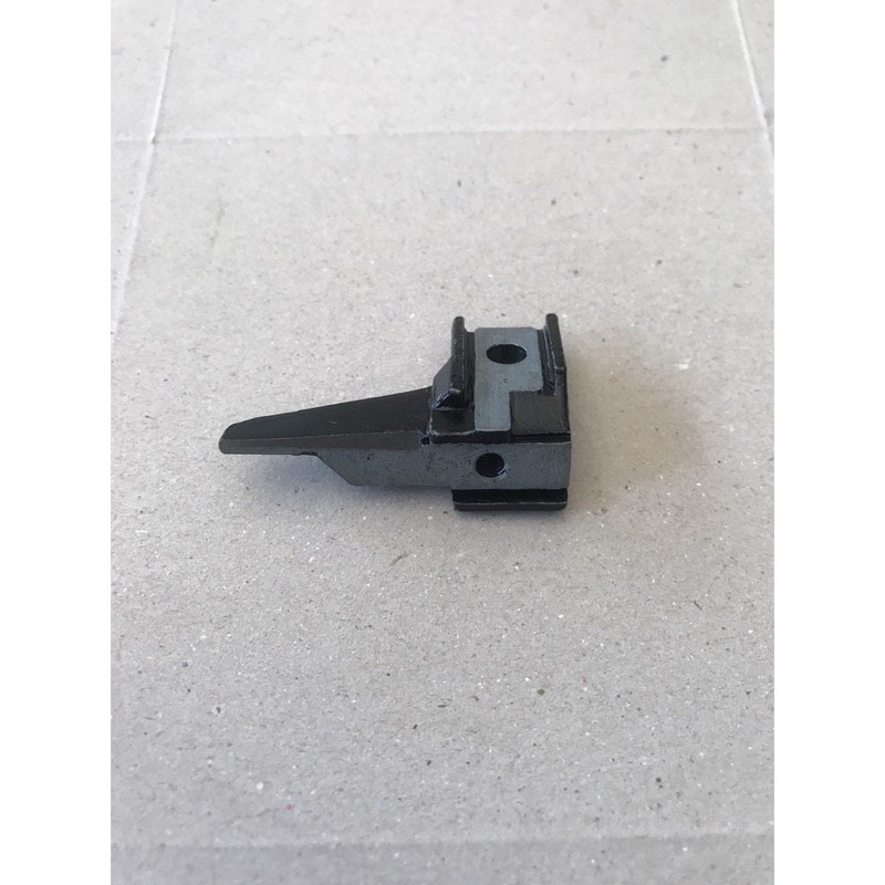 cùi gắn dao trên máy vắt sổ siruba 4 ống