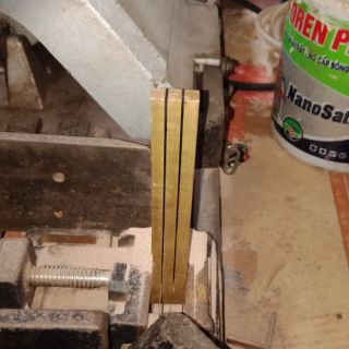 Thanh đồng chế sẵn kẹp kim hàn chắc chắn.