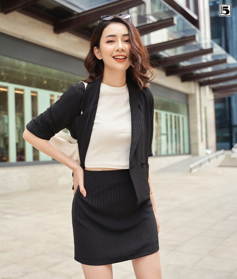 Áo vest cổ 2 ve, 2 hàng khuy, 2 túi ốp, tay nơ V 1 lớp Twentyfive TV2